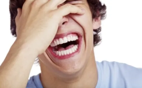 ليس للمزاج فقط.. الضحك قد يساعد مرضى الرئة على التنفس