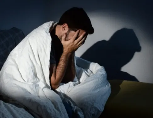 لماذا يرفض جسمك النوم رغم الإرهاق؟.. 5 أسباب قد لا تنتبه إليها
