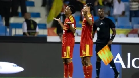 القادسية يهزم الأهلي ويتساوى في النقاط مع الهلال المتصدر