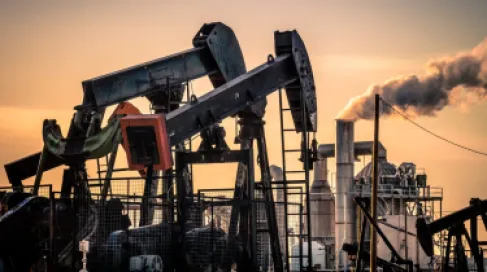 النفط يلامس 100 دولار بعد هجمات الحوثيين على السعودية