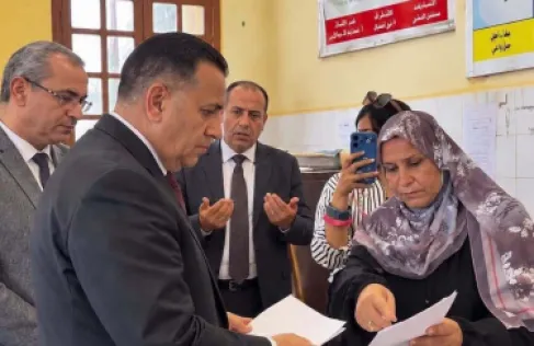 محافظ مصري يشعل الجدل بعد حديثه مع مديرة مدرسة