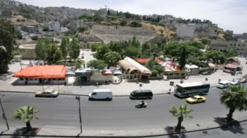 أمانة عمّان تباشر إزالة عوائق الأشجار عن الأرصفة لتعزيز سلامة المشاة