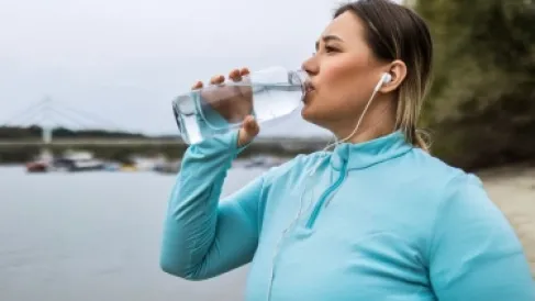 قبل أي حمية.. هل الماء مفتاح خسارة الوزن؟