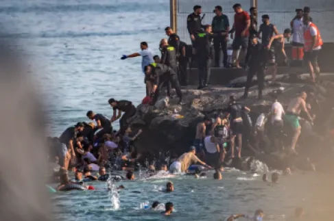المغرب يرفض اتهامات إسبانية بتسهيل العبور الجماعي إلى سبتة