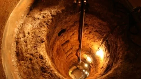 كسروا بلاطة واحدة.. فوجدوا بئراً من الذهب مخفياً منذ 100 عام