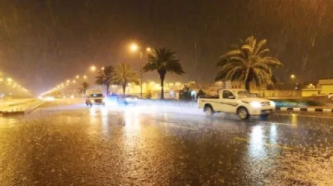 أمطار رعدية غزيرة وسيول على 5 مناطق في السعودية