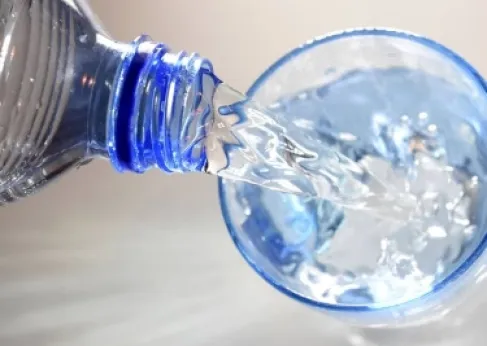 قبل القهوة.. ماذا يحدث لجسمك عند شرب الماء فور الاستيقاظ؟