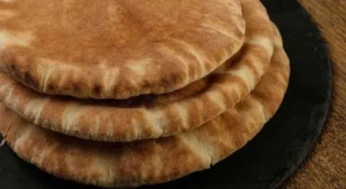 كيف تفرق بين الخبز الأسمر الحقيقي والمصنّع من دقيق مكرر؟