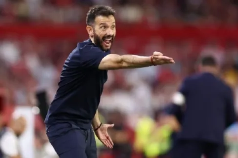 بعد 5 جولات .. فالنسيا يقيل مدربه ومديره التنفيذي
