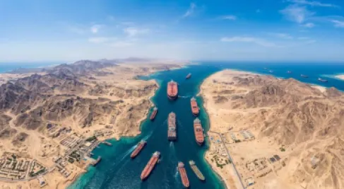 الحكومة تكشف خطة بديلة حال إغلاق باب المندب.. ماذا تتضمن؟