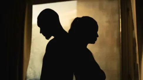 الأردن .. عاد إلى منزله فجأة فوجد رجلًا في غرفة نومه .. والقضاء يقول كلمته