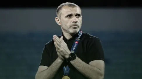 الحسين يبحث عن مدرب أجنبي