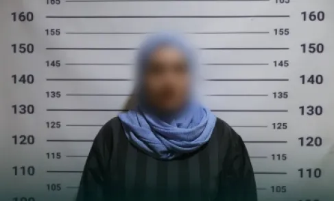 سورية : ضبط مواطنة ظهرت في مقطع وهي تمارس السحر والشعوذة في الشارع العام - فيديو