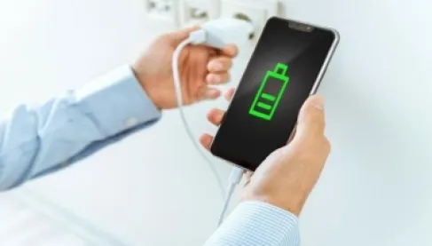 هل شحن الهاتف حتى 100% يضر البطارية؟.. الحقيقة الكاملة