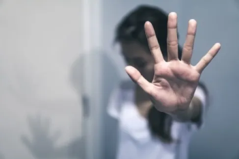 اربد : حبس شخص وجه عبارات منافية للحياء إلى امرأة وحرك شفتيه بايحاء جنسي