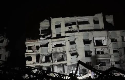 8 شهداء ونحو 60 مفقودا إثر انهيار مبنى متضرر في غزة