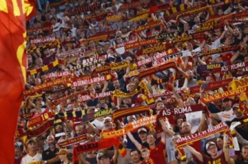 التحية الفاشية تكلف 16 مشجعا حظر دخول الملاعب الإيطالية
