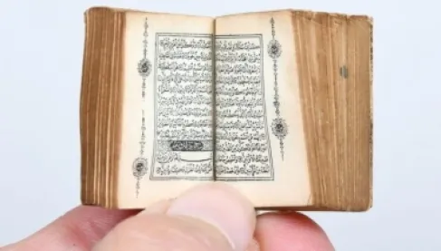 مصحف مصغر عمره 130 عاما في «معرض أبوظبي للكتاب»