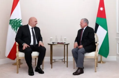 الملك يلتقي الرئيس اللبناني في فرنسا