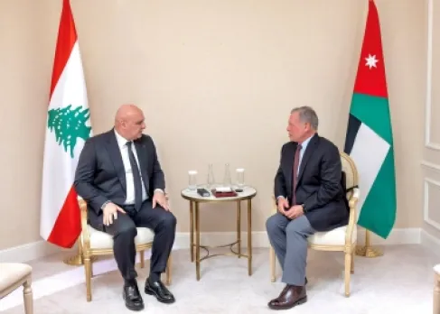 الملك يلتقي عون في باريس ويؤكد وقوف الأردن إلى جانب اللبنانيين