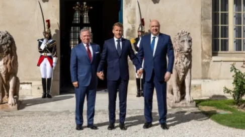 الملك والرئيسان الفرنسي واللبناني يعقدون لقاء ثلاثيا في باريس