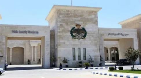 الاردن .. كوادر شرطة محافظة مادبا تُثني شخصًا هدّد بانهاء حياته بعد أن سكب على نفسه مادّة بترولية