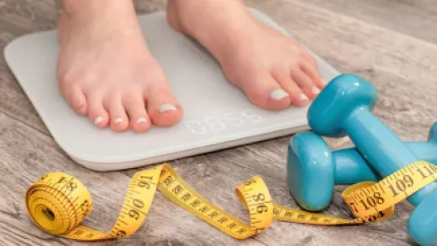 وزنك يتغير على الميزان طوال اليوم؟.. السبب قد يفاجئك