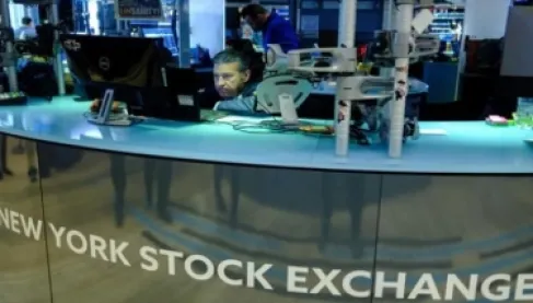 «وول ستريت» تغلق على تباين مع تراجع أسعار النفط