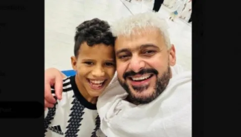 رامز جلال يلبي رغبة طفل خلال أداء مناسك العمرة