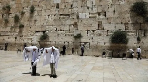 نتنياهو ووزراءه يقتحمون ساحة حائط البراق بالمسجد الأقصى