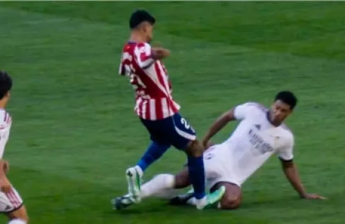 لاعب ريال مدريد جود بيلينغهام ومدافع أتلتيكو كريستيان روميرو