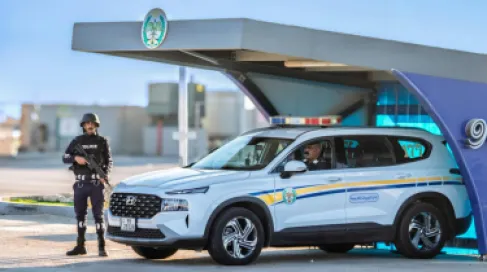 ضبط مركبة تقل 14 راكبا في صندوقها على طريق المطار