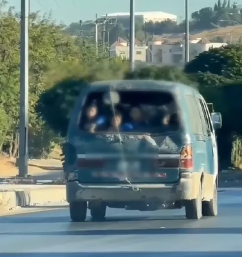الأردن.. ضبط حافلة دون زجاج استُخدمت لنقل طلبة مدارس