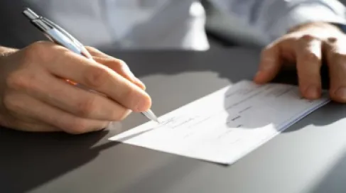 شيك بـ38 مليون دينار بلا رصيد.. ضريبة الدخل تكشف ما حدث