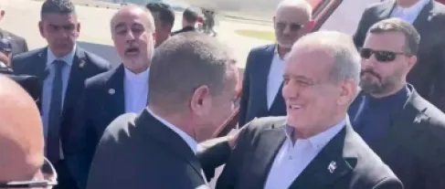 استقبال رسمي للرئيس الإيراني بزشكيان خلال توقف طائرته بمطار الجزائر