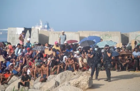 إسبانيا تعزز أمن حدود سبتة تحسبا لمحاولة اختراق جماعي جديدة للمهاجرين
