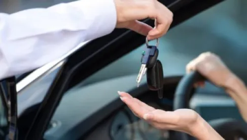 تاجر سيارات يُتهم بالتحرش بزوجة زبون.. وصديق يعمل بالأمن يتدخل لإنهاء الموقف