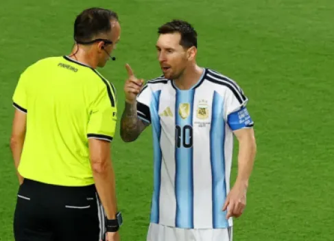 ميسي طالبه باحترامه.. من حكم مباراة السعودية والكويت في خليجي 27؟