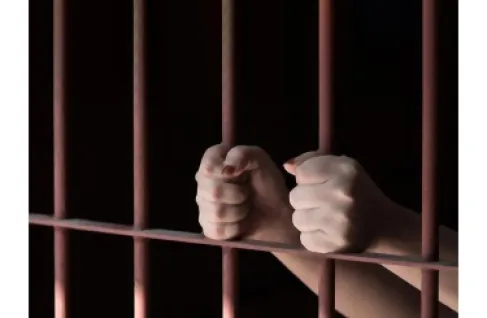 البحرين: أشعلت شمعة لأداء طقوسها فاحترقت الشقة وماتت زميلتها