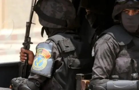 الأردن.. طالب يقتل والده إمام المسجد ويجلس بجوار جثته