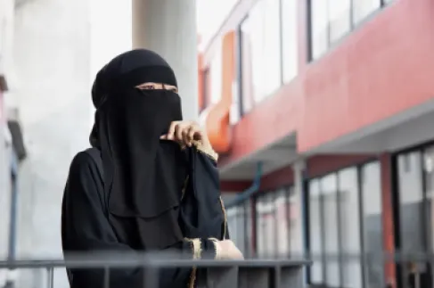 مدينة إسبانية تحظر البرقع والنقاب في الأماكن العامة