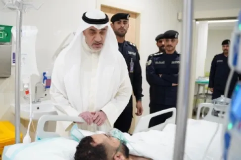 نائب رئيس الوزراء الكويتي يطمئن على مصابين بهجومين منفصلين لكلاب