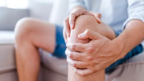 طقطقة الركبة.. هل هو إنذار مبكر لالتهاب المفاصل؟