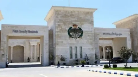 فتاة تتعرض للطعن بأداة حادة وسط البلد.. والأمن يلقي القبض على المعتدي