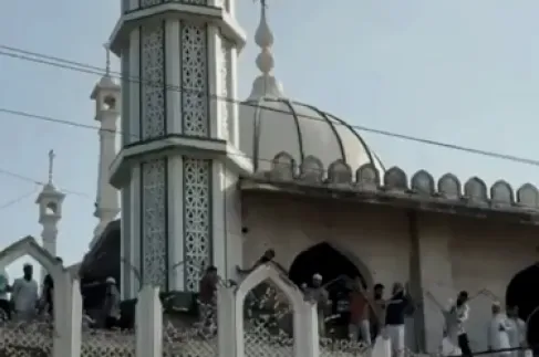 مسلمون يهدمون أجزاء من مسجد تاريخي بالهند وهم يبكون.. ما القصة؟