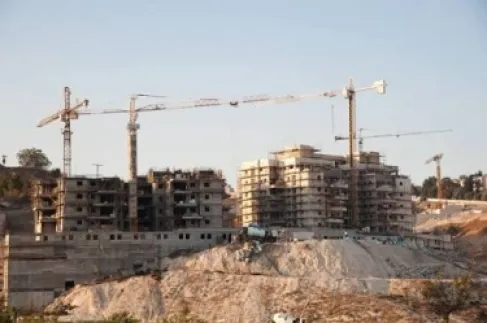 أوروبا تشدد الخناق على إسرائيل.. حظر للمنتجات وفحص حقائب المسافرين