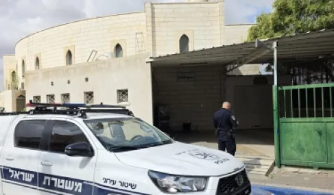 شرطة الاحتلال تفرض مخالفات على مسجدين في النقب بذريعة الضوضاء
