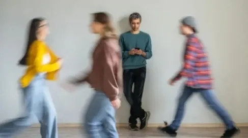 هل تفعل هذه الأشياء من دون أن تدرك أنها تزيد قلقك الاجتماعي؟
