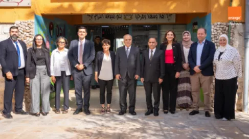 وزير التربية والتعليم والرئيس التنفيذي لأورنج الأردن يزوران مدرسة تابعة لبرنامج 