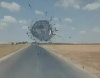 زجاج شاحة اردنية محطم بعد الاعتداء عليها في سورية
